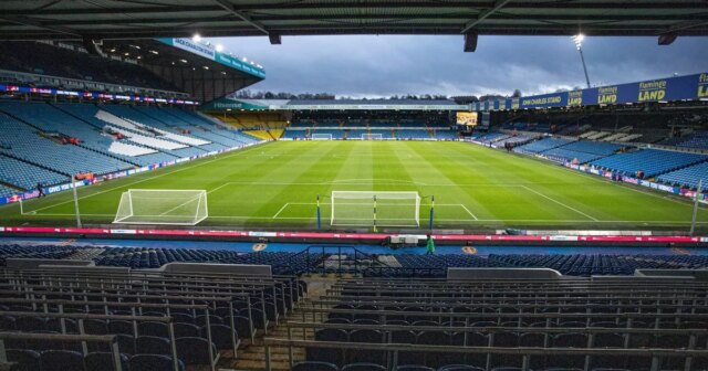 Crysencio Summerville z Leeds United je pod tlakom Bruna Fernandesa a Dioga Dalota z Manchestru United počas zápasu Premier League medzi Leeds United a Manchester United na Elland Road 12. februára 2023 v anglickom Leedse. (Foto: Stu Forster/Getty Images)