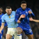 Manchester City a Reece James z Chelsea bojujú o držanie lopty počas zápasu Premier League medzi Manchester City FC a Chelsea FC na Etihad Stadium 25. januára 2025 v Manchestri v Anglicku. (Foto: Michael Regan/Getty Images)