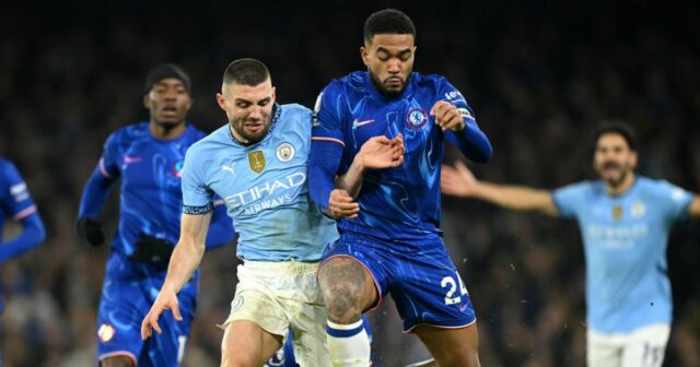 Manchester City a Reece James z Chelsea bojujú o držanie lopty počas zápasu Premier League medzi Manchester City FC a Chelsea FC na Etihad Stadium 25. januára 2025 v Manchestri v Anglicku. (Foto: Michael Regan/Getty Images)