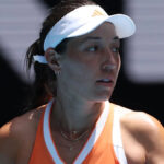 Lorenzo Musetti oslavuje po tom, čo porazil Lorenza Sonega