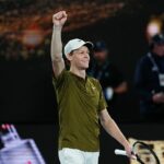 Jannik Sinner je na snímke po tom, ako v stredu večer porazil Bena Sheltona na Open. Nerovnomerné víťazstvo spustilo lavínu príspevkov od fanúšikov a odborníkov, ktorí tvrdia, že tohtoročný turnaj bol plný zábavy.