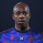 Jean-Philippe Mateta z Crystal Palace sa prizerá počas predzápasovej rozcvičky