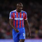 Jean-Philippe Mateta z Crystal Palace sa blíži k výhybke Nottingham Forest