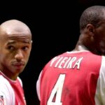 (LR) Dennis Bergkamp, ​​Thierry Henry a Patrick Vieira z Arsenalu tvoria obranný val