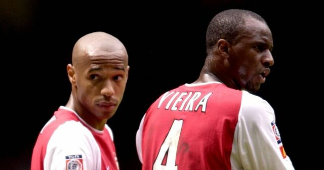 (LR) Dennis Bergkamp, ​​Thierry Henry a Patrick Vieira z Arsenalu tvoria obranný val