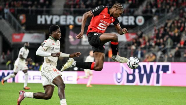 Jeremy Jacquet sa rozhoduje o tom, do ktorého klubu chce vstúpiť v rámci záujmu Liverpoolu a Chelsea
