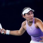 WUHAN, ČÍNA – 9. OKTÓBRA: Jessica Pegulaová zo Spojených štátov amerických vrátila úder v zápase osemfinále dvojhry žien proti Ekaterine Alexandrovovej na 6. deň 2025 Wuhan Open v medzinárodnom tenisovom centre Optics Valley 9. októbra 2025 vo Wu-chane v provincii Hubei v Číne. PUBLICATIONxNOTxINxCHN Copyright: xVCGx 111596103346