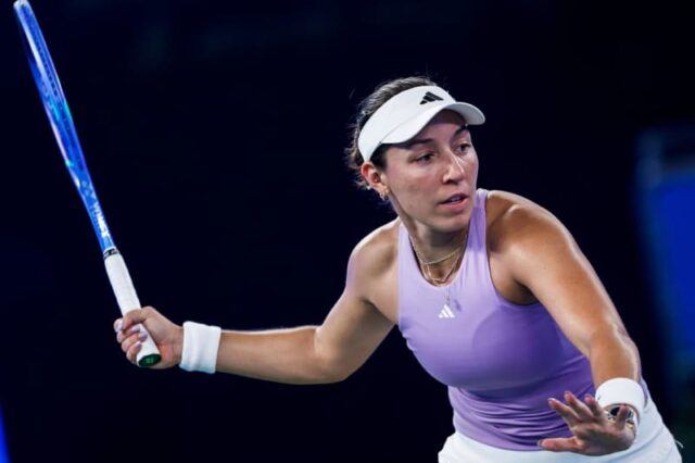 Jessica Pegula priznáva frustráciu po tom, ako sa na Australian WUHAN, ČÍNA – 9. OKTÓBRA: Jessica Pegulaová zo Spojených štátov amerických vrátila úder v zápase osemfinále dvojhry žien proti Ekaterine Alexandrovovej na 6. deň 2025 Wuhan Open v medzinárodnom tenisovom centre Optics Valley 9. októbra 2025 vo Wu-chane v provincii Hubei v Číne. PUBLICATIONxNOTxINxCHN Copyright: xVCGx 111596103346