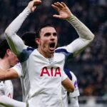 Joao Palhinha oslavuje gól Dominica Solankeho v zápase Ligy majstrov UEFA medzi Eintrachtom Frankfurt a Tottenhamom Hotspur
