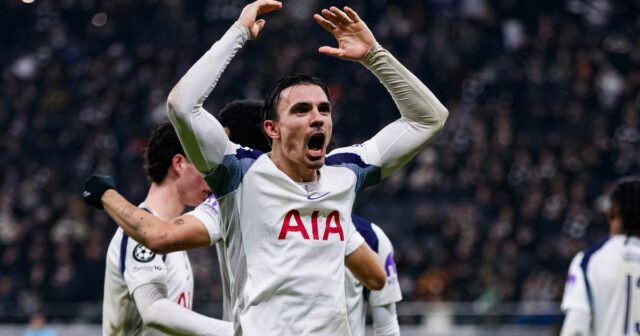 Joao Palhinha oslavuje gól Dominica Solankeho v zápase Ligy majstrov UEFA medzi Eintrachtom Frankfurt a Tottenhamom Hotspur