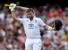 Joe Root dosiahol úžasných 160 bodov, keď Anglicko skončilo 384 vo svojich prvých zmenách, keď Austrália uzavrela druhý deň piateho testu Ashes so skóre 166-2 – ale turisti sa obávajú zranenia chrbta hviezdy Joe Root oslavuje po dosiahnutí storočia na svojej ceste k skvelému úderu 160 pre Anglicko