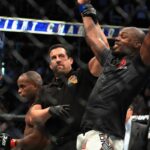 Jon Jones (vľavo) pri zvrátenom víťazstve proti Danielovi Cormierovi v roku 2017 (Getty)