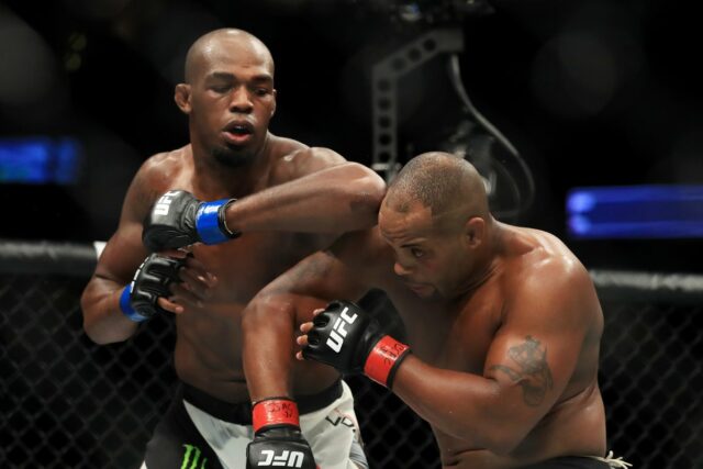 Jon Jones (vľavo) pri zvrátenej výhre nad Danielom Cormierom v roku 2017 (Getty)