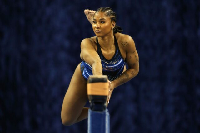 Jordan Chiles zaznamenal najvyššie celkové skóre, aby viedol víťazstvo v gymnastike UCLA na otvorení sezóny Best of the West na Aljaške
