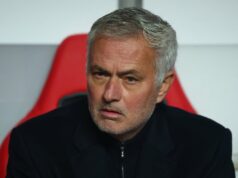 José Mourinho nechal hráčov Benficy spať na tréningovom ihrisku po prehre v pohári Jose Mourinho nahneval svojich hráčov po tom, čo Benfica vystúpila z pohára v Brage (REUTERS)