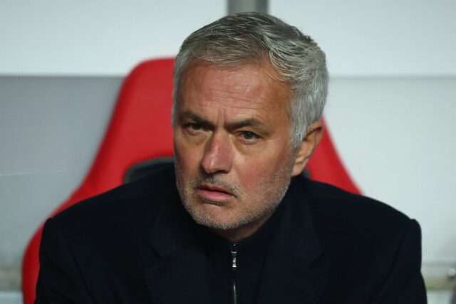 José Mourinho nechal hráčov Benficy spať na tréningovom ihrisku po Jose Mourinho nahneval svojich hráčov po tom, čo Benfica vystúpila z pohára v Brage (REUTERS)