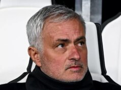 José Mourinho po vstupe na tréningové ihrisko konfrontovaný 200 rozzúrenými fanúšikmi Benficy José Mourinho