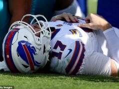 Josh Allen trpí znepokojivým strachom zo zranenia v Billsovej hre s divokou kartou, keď padá na zem a chytí sa za koleno v agónii Josh Allen #17 z Buffalo Bills reaguje po zranení počas druhej štvrtiny proti Jacksonville Jaguars v nedeľňajšom zápase AFC Wild Card Playoff na štadióne EverBank.