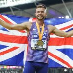 Škótčan Josh Kerr oslavuje zisk zlata v behu na 1500 m mužov na majstrovstvách sveta v roku 2023