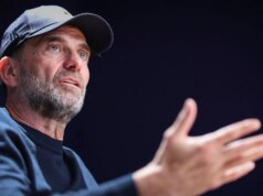 Jurgen Klopp vyzval k „neposlušným“ komentárom Liverpoolu, ktoré „nepomohli“ Arnemu Slotovi Jurgen Klopp s rozpaženými rukami v rozhovore