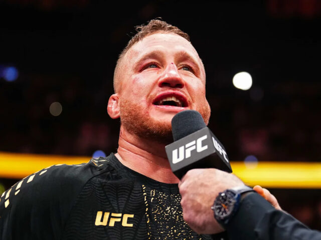 Justin Gaethje „naozaj chcel skončiť“ Paddy Pimblett, „ale rád som LAS VEGAS, NEVADA – 24. JANUÁRA: Joe Rogan vedie rozhovor s Justinom Gaethjem po dočasnom šampionáte UFC v ľahkej váhe počas podujatia UFC 324 v T-Mobile Arene 24. januára 2026 v Las Vegas, Nevada. (Foto Chris Unger/Zuffa LLC)