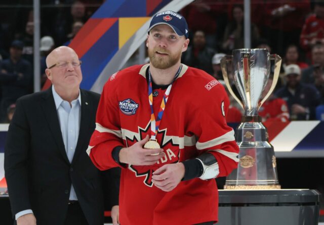 Kanadský generálny riaditeľ Doug Armstrong odhaľuje reakciu Sama Bennetta po vynechaní súpisky olympijských hier v roku 2026
