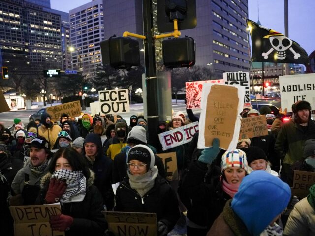 Kandidát z Minnesoty sa skláňa nad reakciou republikánov na streľbu Kandidát z Minnesoty sa skláňa nad reakciou republikánov na streľbu na Prettiho | Správy Donalda Trumpa