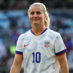 31. mája 2025; St. Paul, Minnesota, USA; Stredopoliarka amerického ženského národného tímu Lindsey Heapsová (10) sleduje zápas proti China PR na Allianz Field. Povinný kredit: Matt Krohn-Imagn Images