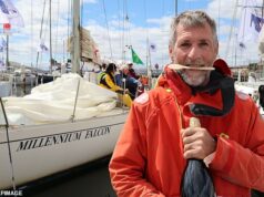 Kapitán poslednej jachty, ktorý dokončil cestu zo Sydney do Hobartu, odhaľuje VEĽMI neočarujúcu stránku slávneho závodu Robert Griffits, ktorý preskočil Millenium Falcon na posledné miesto v Sydney do Hobartu, pózuje s drevenou lyžicou, ktorú dostal v cieli.