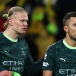 Rodri z Manchestru City odovzdáva kapitánsku pásku spoluhráčovi Erlingovi Haalandovi po tom, čo dostal červenú kartu počas MD7 fázy Ligy majstrov UEFA 2025/26 medzi FK Bodo/Glimt a Manchester City