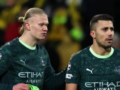 Kapitáni Man City urobili veľké gesto fanúšikom po ponížení Ligy majstrov Rodri z Manchestru City odovzdáva kapitánsku pásku spoluhráčovi Erlingovi Haalandovi po tom, čo dostal červenú kartu počas MD7 fázy Ligy majstrov UEFA 2025/26 medzi FK Bodo/Glimt a Manchester City