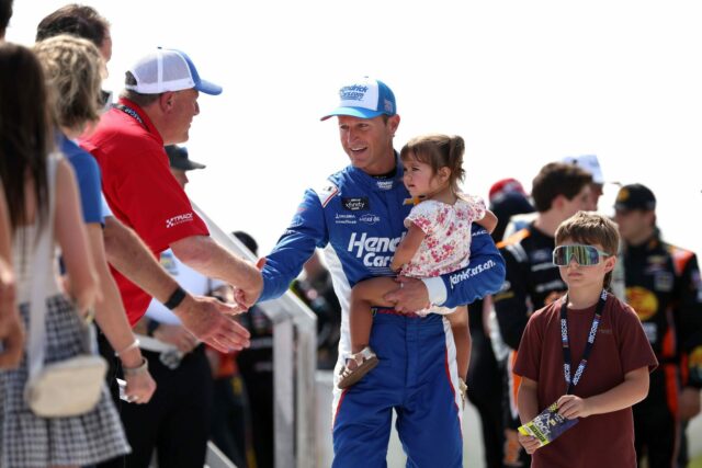 Kasey Kahne, Amy Long zdieľajú rozkošné rodinné momenty zo zasneženého Kasey Kahne (L) a Greg Biffle na Daytona International Speedway 13. februára 2015. Zdroj: Getty