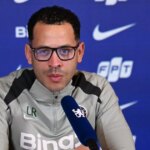 Liam Rosenior počas tlačovej konferencie