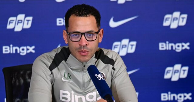 Liam Rosenior počas tlačovej konferencie