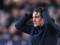 Každé slovo, ktoré Thomas Frank povedal na adresu Andyho Robertsona, prečo vypadol Cristian Romero a skanduje Tottenham Thomas Frank reaguje