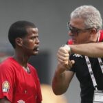 Hlavný tréner Tuniska Mondher Kebaier reaguje na zambijského rozhodcu zápasu Jannyho Sikazweho po tom, čo ukončil zápas F-skupiny Afrického pohára národov 2021 medzi Tuniskom a Mali pred riadnym hracím časom