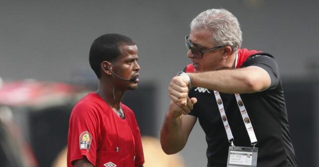 Hlavný tréner Tuniska Mondher Kebaier reaguje na zambijského rozhodcu zápasu Jannyho Sikazweho po tom, čo ukončil zápas F-skupiny Afrického pohára národov 2021 medzi Tuniskom a Mali pred riadnym hracím časom