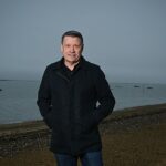 Tony Cottee, zobrazený na nábreží v Southende, je stále držiteľom sezónnej vstupenky na West Ham