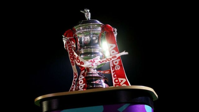 Hráči Chatham Town oslavujú úspech v ženskom FA Cupe