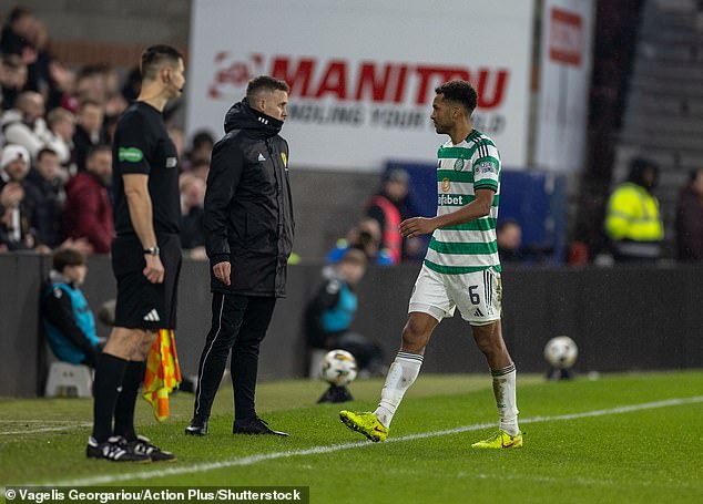 Keltská príťažlivosť Červená karta Trusty, najnovšia honba Rangers na útočníka, Auston Trusty z Celticu opúšťa ihrisko po tom, čo v 77. minúte dostal červenú kartu