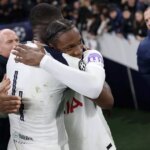 Kevin Danso objíma Jun'aia Byfielda po zápase Ligy majstrov UEFA medzi Tottenhamom Hotspur a Borussiou Dortmund