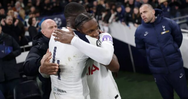 Kevin Danso objíma Jun'aia Byfielda po zápase Ligy majstrov UEFA medzi Tottenhamom Hotspur a Borussiou Dortmund