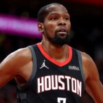 Kevin Durant vo virálnom momente počas víťazstva Rockets roztrhne skľučujúceho fanúšika