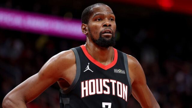 Kevin Durant vo virálnom momente počas víťazstva Rockets roztrhne skľučujúceho fanúšika

