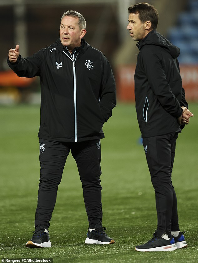 Kilmarnock priviedol Neila McCanna a Billyho Doddsa a trvá na Billy Dodds a Neil McCann spolupracovali minulú sezónu ako súčasť dočasného manažérskeho tímu v Rangers