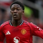 Kobbie Mainoo z Manchestru United beží počas zápasu Premier League medzi Manchestrom United a Manchestrom City na Old Trafford 17. januára 2026 v Manchestri v Anglicku