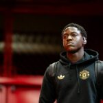 Kobbie Mainoo prichádza pred zápasom Premier League medzi Manchestrom United a Bournemouthom na Old Trafford