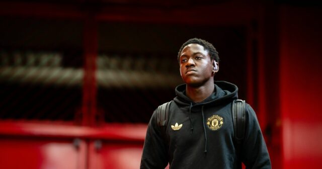 Kobbie Mainoo prichádza pred zápasom Premier League medzi Manchestrom United a Bournemouthom na Old Trafford