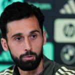 Alvaro Arbeloa, hlavný tréner Realu Madrid, sa zúčastňuje tlačovej konferencie