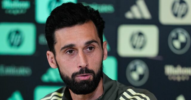 Komentáre Alvara Arbeloa hovoria veľa po bombovom útoku Trenta Alexandra-Arnolda Alvaro Arbeloa, hlavný tréner Realu Madrid, sa zúčastňuje tlačovej konferencie